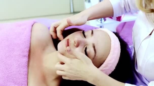 Femme Détendue Couchée Sur Lit Spa Pour Les Soins Visage — Video