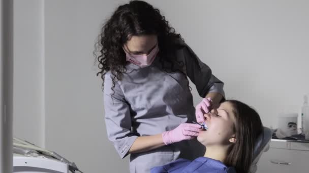 Der Kieferorthopäde Mit Dem Abformtablett Auf Den Zähnen Der Frau — Stockvideo