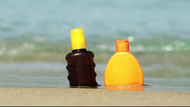 热带海滨的沙滩上 在温暖的阳光灿烂的日子里 防晒霜的防晒效果很好 皮肤护理概念 — 图库视频影像