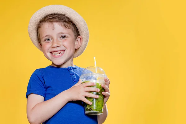 Garoto Bonito Beber Coquetel Mojito Copo Plástico Sobre Estúdio Amarelo — Fotografia de Stock