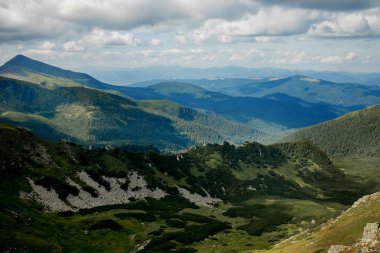 Dağ sırasının inanılmaz manzarası. Dağ manzarası.