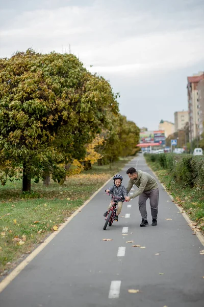 Pai Ensina Seu Filho Andar Bicicleta Caminho Bicicleta Parque Pai — Fotografia de Stock