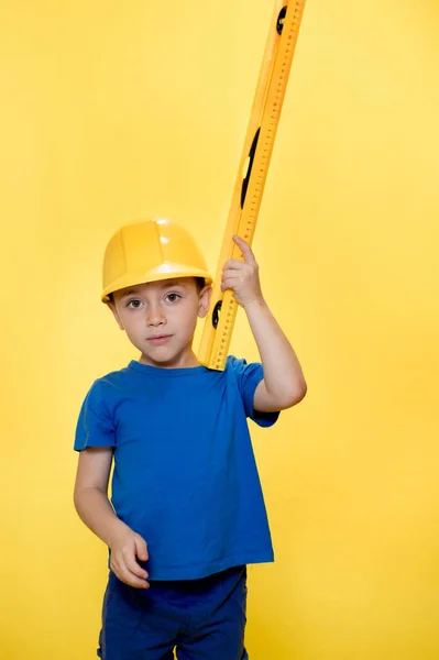 Preschooler Helmet Construction Level Plays Builder — Fotografia de Stock