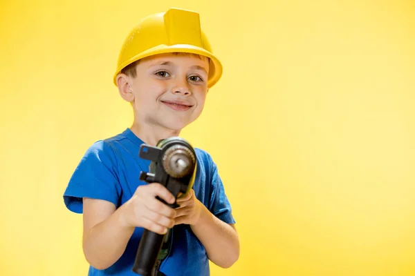 Sorrindo Menino Construtor Uma Camisa Azul Segurando Uma Broca — Fotografia de Stock