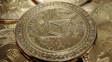 ETH, bitcoins arkaplan, kripto para yatırım kavramı üzerine Ethereum sikke.