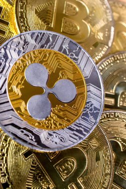 Bitcoins arkaplan, kripto para yatırım kavramı üzerinde dalgalanan XRP madeni para.
