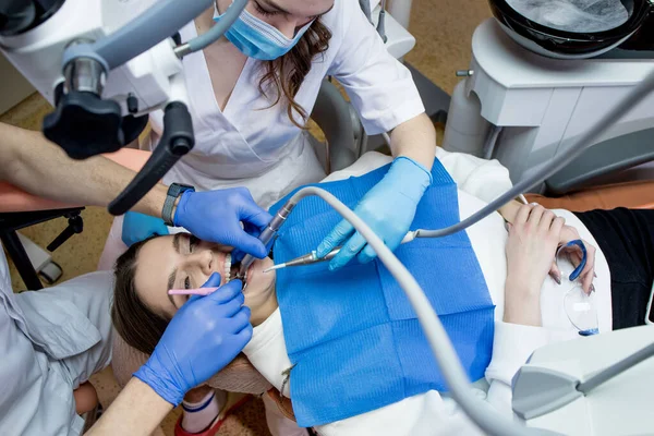 Dentista Con Assistente Microscopio Cura Denti Del Paziente Moderna Odontoiatria — Foto Stock