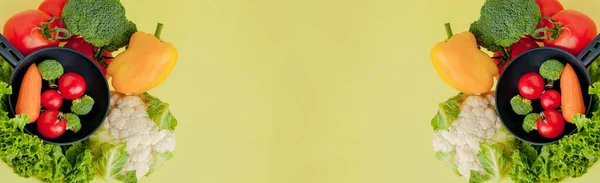 Τηγάνι Τηγανίσματος Φρέσκα Φωτεινά Πολύχρωμα Λαχανικά Κίτρινο Φόντο Πανόραμα Χώρο — Φωτογραφία Αρχείου