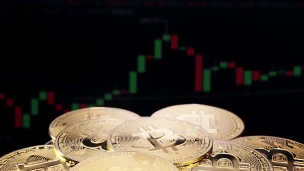 Veel Gouden Bitcoins Draaien Achtergrond Met Een Trading Chart Fysieke — Stockvideo