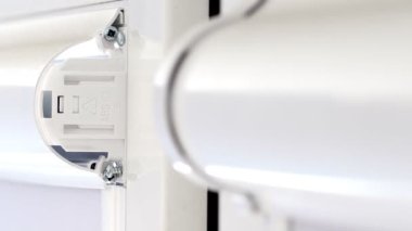 Adam pencerelere kaset silindirleri kuruyor.