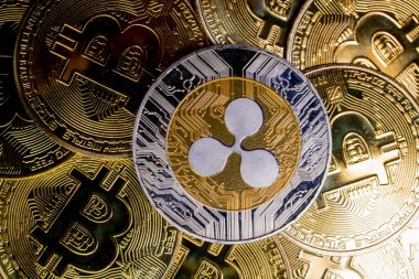 Bitcoins arkaplan, kripto para yatırım kavramı üzerinde dalgalanan XRP madeni para.