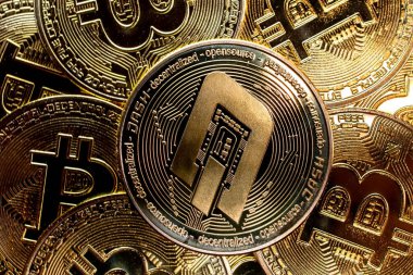 Şifreleme para Dash simgeleri bitcoins arkaplan üzerinde yukarıdan.