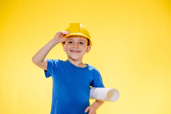 Niño Casco Construcción Sostiene Ladrillo Sus Manos Mide Con Una — Foto de Stock