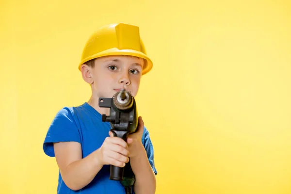 Sorrindo Menino Construtor Uma Camisa Azul Segurando Uma Broca — Fotografia de Stock