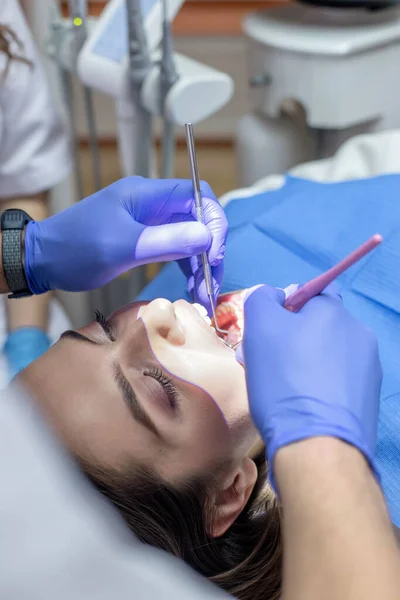 Dentista Che Guarda Attraverso Microscopio Denti Del Paziente Moderna Odontoiatria — Foto Stock