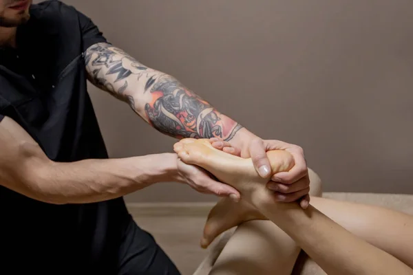 Massage Van Menselijke Voet Spa Salon Soft Focus Afbeelding — Stockfoto