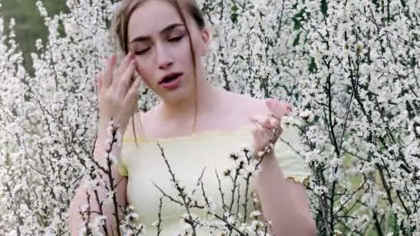 Jeune Femme Mouchant Éternuant Dans Les Tissus Devant Arbre Fleurs — Video