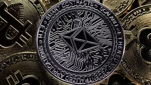 Eth Etherum Mynt Med Bitcoin Bakgrunn Kryptovalutainvesteringskonsept – stockvideo