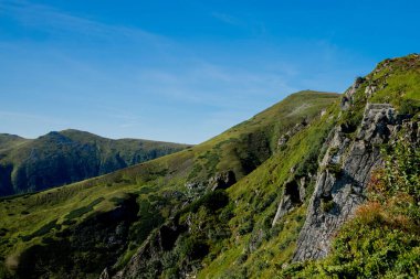Dağ sırasının inanılmaz manzarası. Dağ manzarası.