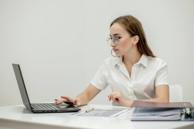 İş yerinde kendine güvenen genç bir ofis müdürünün yakın plan portresi, iş yapmaya hazır.