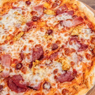 Pizza Mozzarella peynir, salam, Domates, biber Baharatlar İtalyan pizza ile