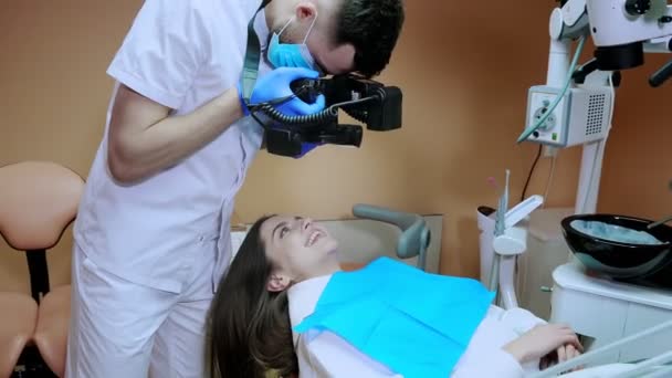 Dentista Tira Fotos Dos Dentes Paciente Após Tratamento — Vídeo de Stock