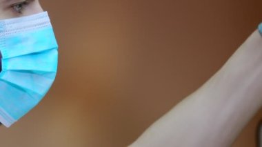 Mikroskopla araştırma yapan genç bir bilim adamı. Mikroskopla çalışmak.