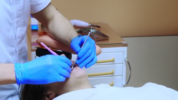 Dentista Mirando Través Microscopio Los Dientes Del Paciente Odontología Progresiva — Vídeos de Stock