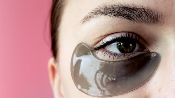 Mujer Usa Manchas Negras Bajo Sus Ojos Sonriendo Sentada Frente — Vídeos de Stock