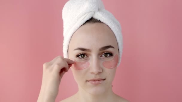 Plesant Çıplak Kız Aynanın Önünde Yüzüne Kolajen Göz Maskesi Takıyor — Stok video