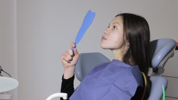 Una Mujer Atractiva Consultorio Dental Mira Los Dientes Espejo Mujer — Vídeo de stock