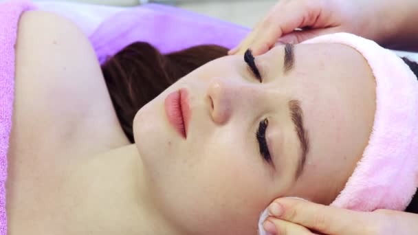 Attraente Giovane Donna Riceve Procedura Pulizia Del Viso Estetista Massaggio — Video Stock
