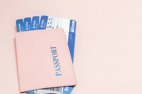 Paszport Bilet Lotniczy Różowym Tle Koncepcja Podróży Przestrzeń Kopiowania — Zdjęcie stockowe