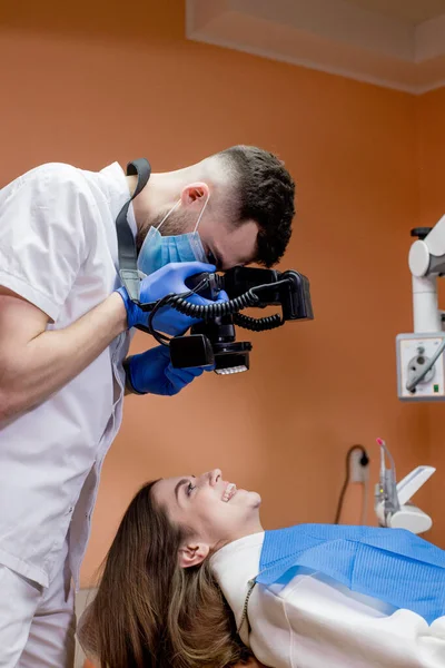 Dentista Tira Fotos Dos Dentes Paciente Após Tratamento — Fotografia de Stock