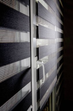 Pencere ikilisi gece gündüz çalışıyor. Kapatın perdeleri.