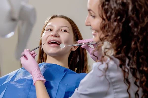 Medico Dentista Professionista Esaminare Trattare Denti Rovinati Con Uso Strumenti — Foto Stock