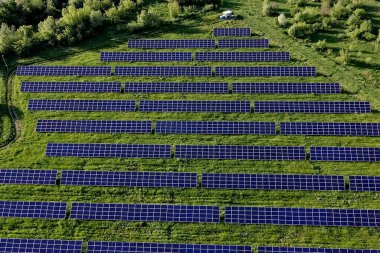 Ekoloji güneş enerjisi enerji panelleri güneş batımında yeşil enerji elektriksel yenilik doğa ortamı.