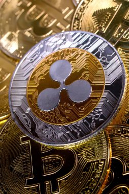 Bitcoins arkaplan, kripto para yatırım kavramı üzerinde dalgalanan XRP madeni para.