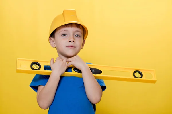 Menino Construtor Capacete Amarelo Com Ferramenta Nível — Fotografia de Stock