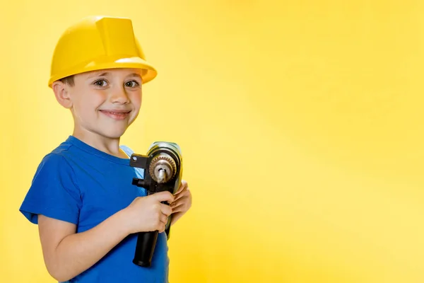 Roztomilý Chlapec Stavební Helmě Vrtačkou Rukou — Stock fotografie