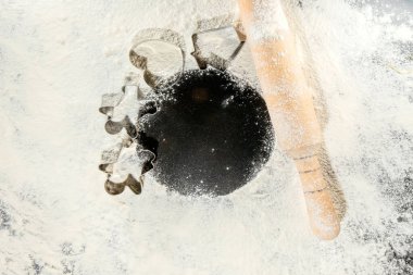 Taze pişmiş makarna, un tozuyla kaplanmış karanlık bir yüzeyde yatıyor. İtalyan makarnası. Tagliatelle. Çiğ makarna. İtalyan makarna tarifi. Üst görünüm, alanı kopyala.