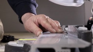 Kurulmadan önce dairesel testerenin süpürgeliğini kesen işçiler