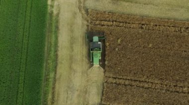 Hasat makinesini birleştirin ve tahılları çöp kamyonuna boşaltın..