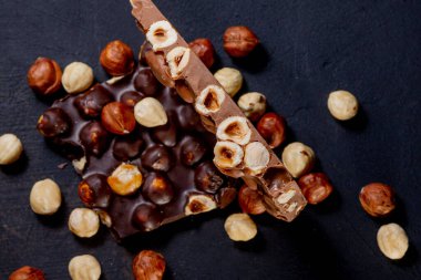 Fındıklı koyu çikolatanın olduğu bölümün en üst görüntüsü..