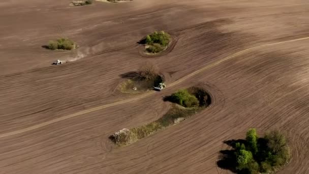 Großer Traktor Der Ein Trockenes Feld Bearbeitet Von Oben Nach — Stockvideo