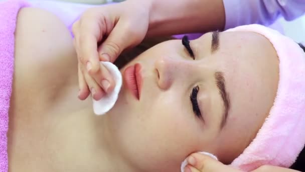 Приваблива Молода Жінка Отримує Процедуру Очищення Обличчя Від Косметолога Омолоджуючий — стокове відео