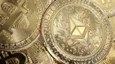 ETH, bitcoins arkaplan, kripto para yatırım kavramı üzerine Ethereum sikke.