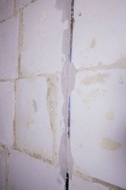 Duvarda elektrik kablosu var. Kablo değiştirme. Dairenin ya da ofisin ışıklarını bağlıyorum. Profesyonel kurulum ampulü, elektrik prizi, kablolar, kablolar, anahtarlar