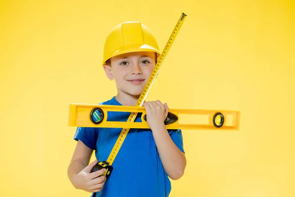 Preescolar Tiene Nivel Construcción Sus Manos Sueña Con Convertirse Constructor — Foto de Stock