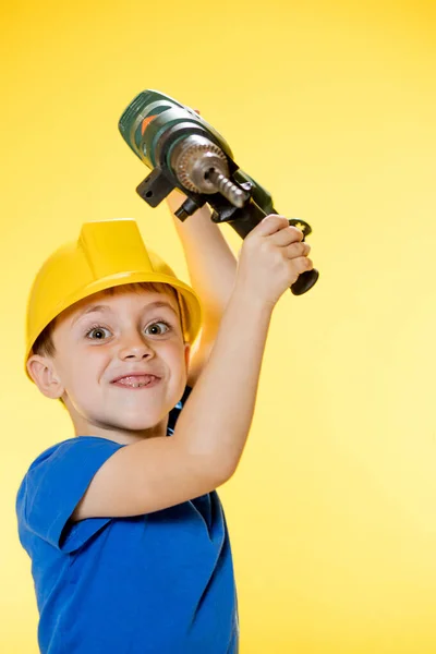 Mignon Garçon Dans Casque Construction Avec Une Perceuse Dans Ses — Photo